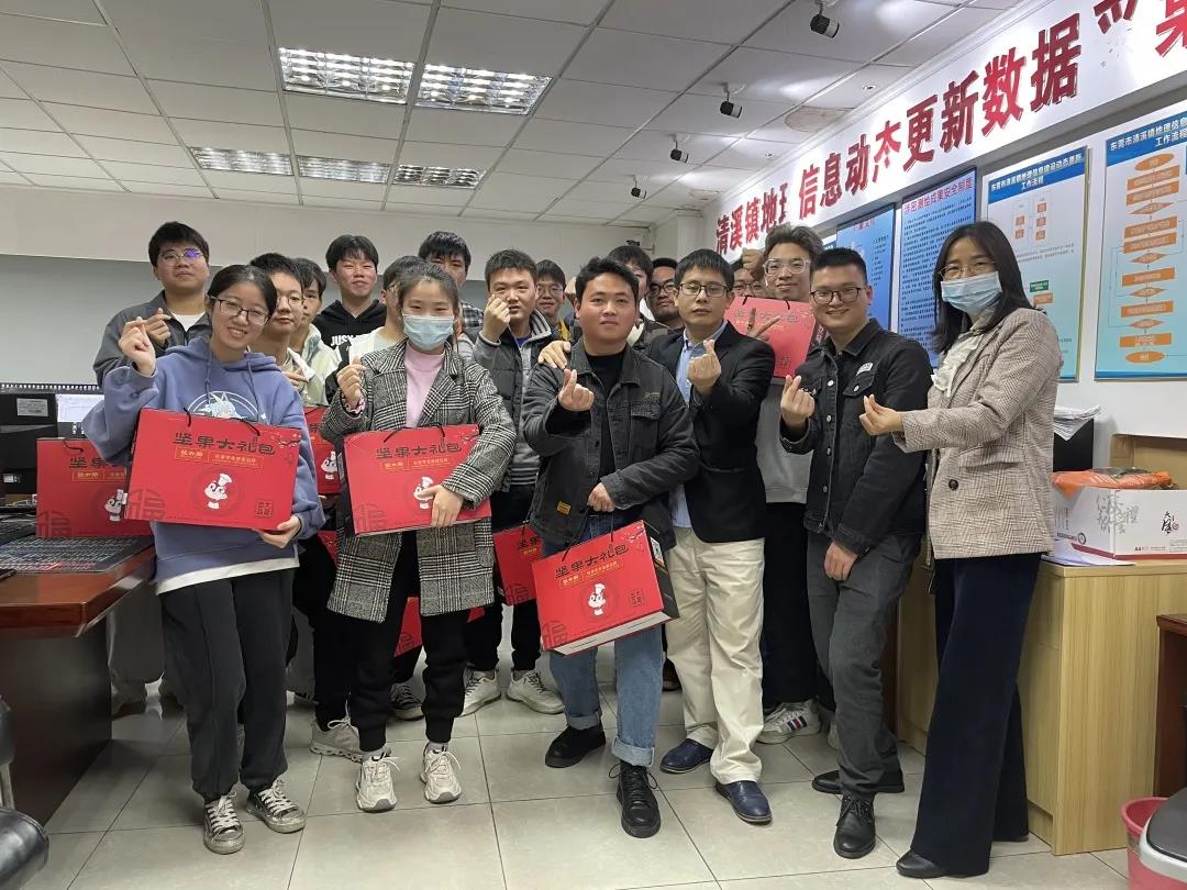 走访慰问，，，，，，，年货上门，，，，，，，千亿国际集团多项行动确保项目部员工“就地”过好年！