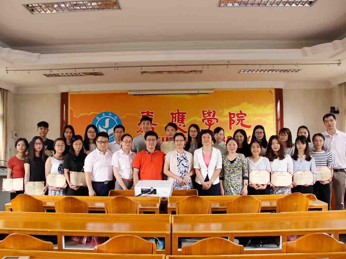 一连向嘉应学院学生揭晓奖学金