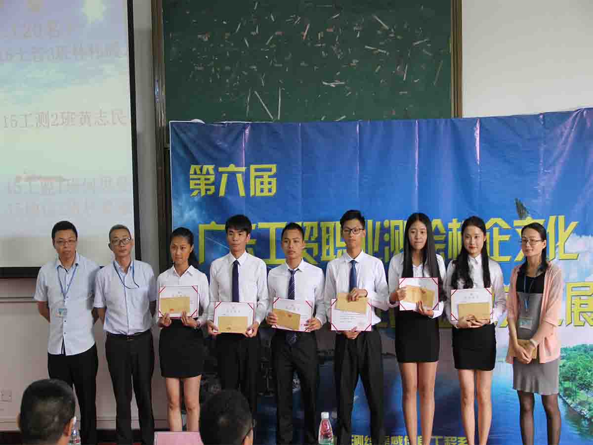 一连向嘉应学院学生揭晓奖学金