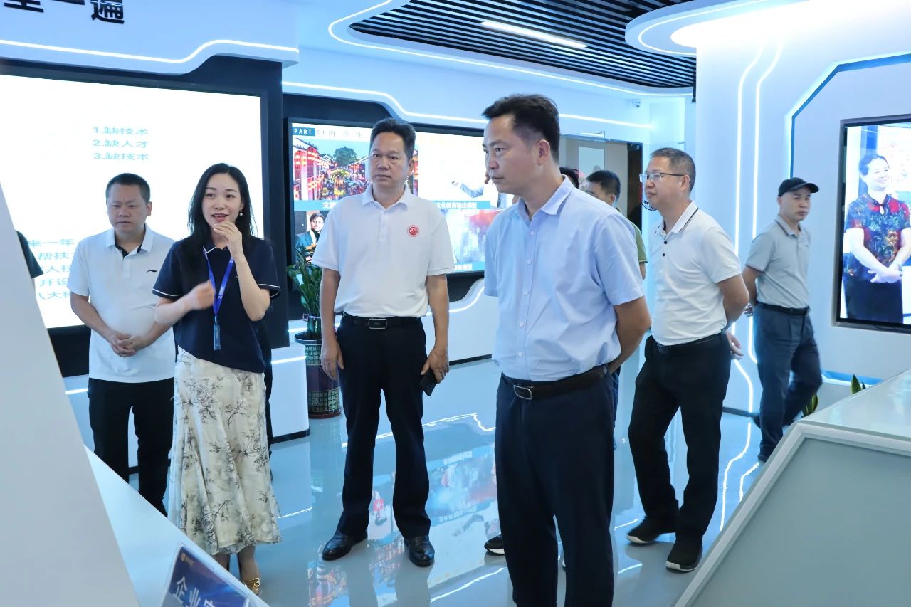 千亿国际集团喜迎高州市政协与湛江市茂名商会考察团旅行指导
