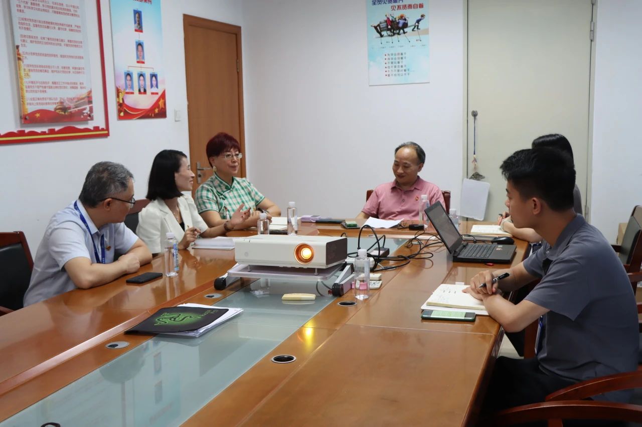 党旗飘扬，，，，，共庆绚烂