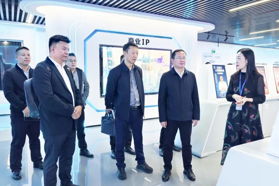 铜仁市大数据局党组书记、局长雷宏一行莅临千亿国际集团旅行交流