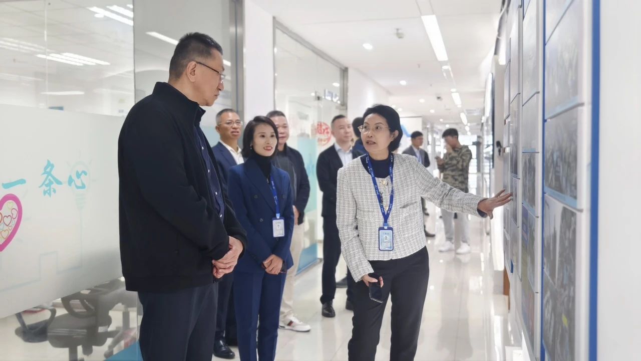 千亿国际集团｜东菽愿铣墙值赖痴代表团来访，，，，，调研数字化转型与智能化生长